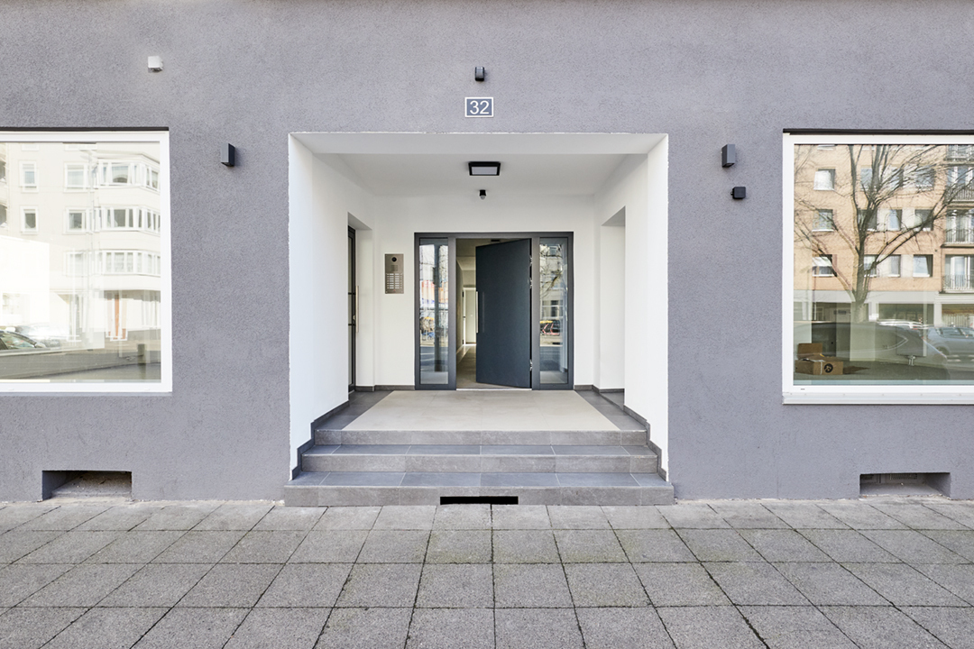 Hauseingang-Front - Vollsanierte 3-Zimmerwohnung mit großem Bad und HWR