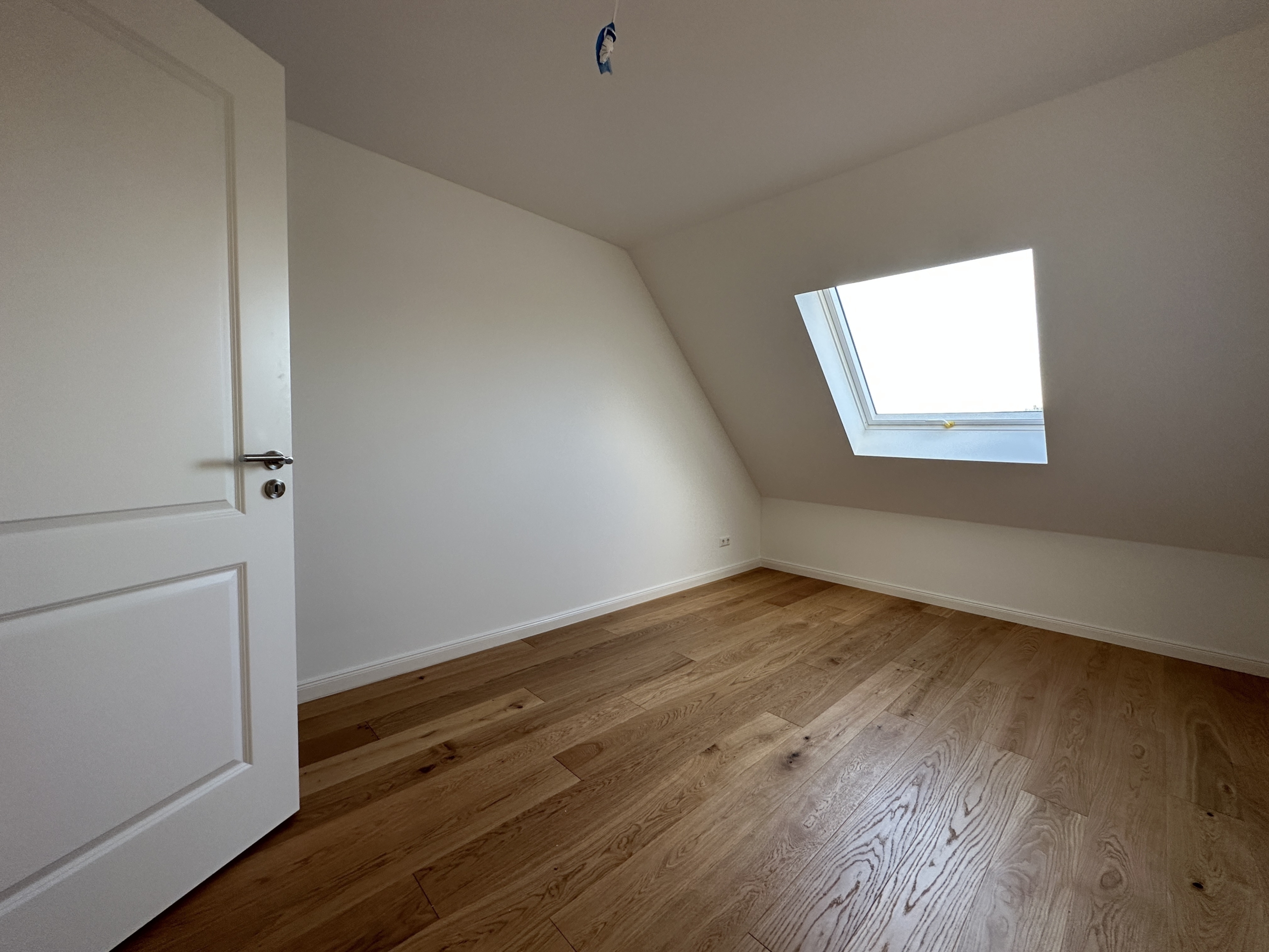 Zimmer 1_ - Vollsanierte 3-Zimmerwohnung mit großem Bad und HWR