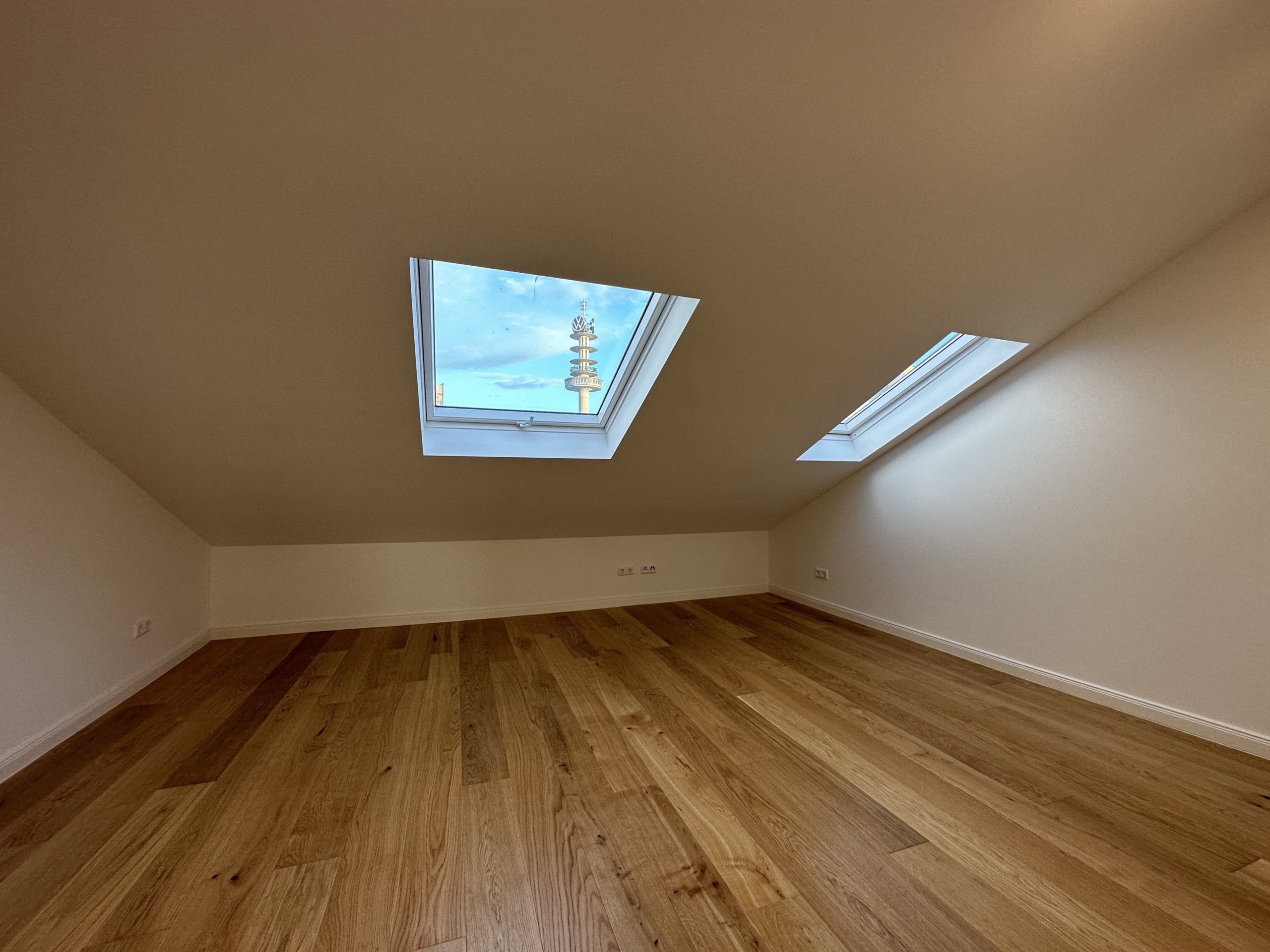 Wohnzimmer - Vollsanierte 3-Zimmerwohnung mit großem Bad und HWR