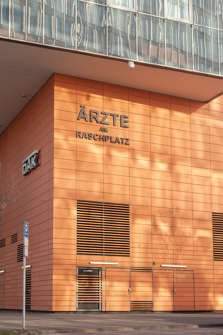 Umgebung _ Ärzte - Vollsanierte 3-Zimmerwohnung mit großem Bad und HWR