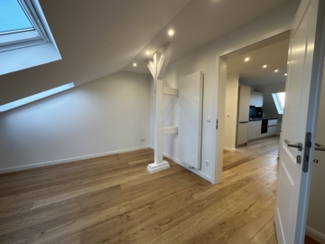 Wohnzimmer_ - Vollsanierte 3-Zimmerwohnung mit großem Bad und HWR