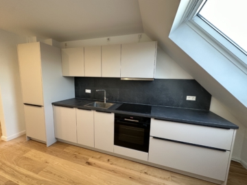 Einbauküche - Vollsanierte 3-Zimmerwohnung mit großem Bad und HWR