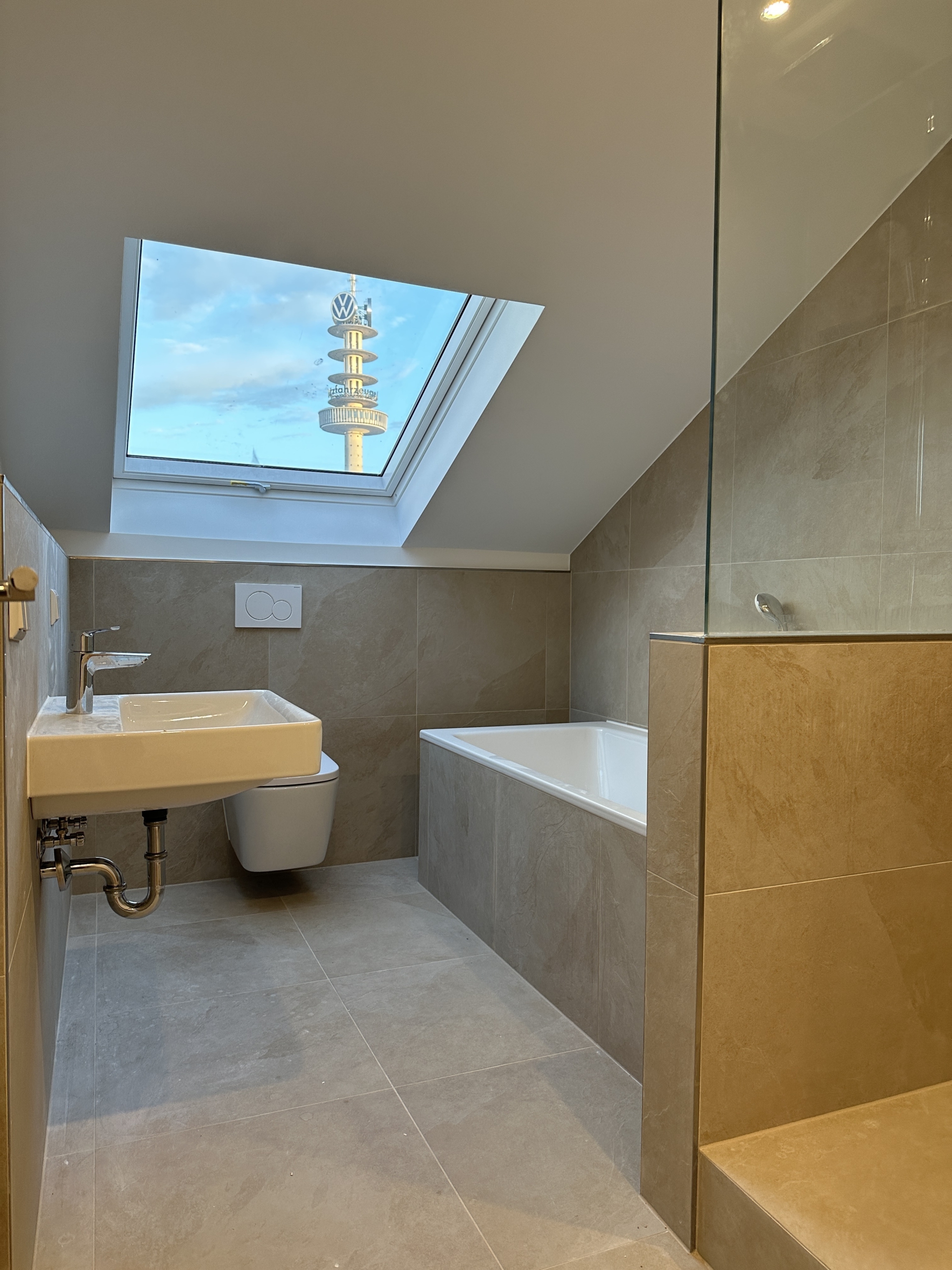 Badezimmer - Vollsanierte 3-Zimmerwohnung mit großem Bad und HWR