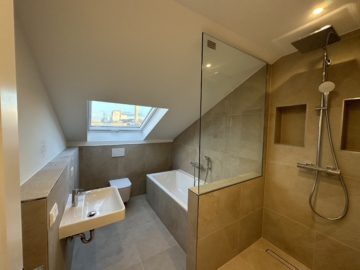 Badezimmer_ - Vollsanierte 3-Zimmerwohnung mit großem Bad und HWR