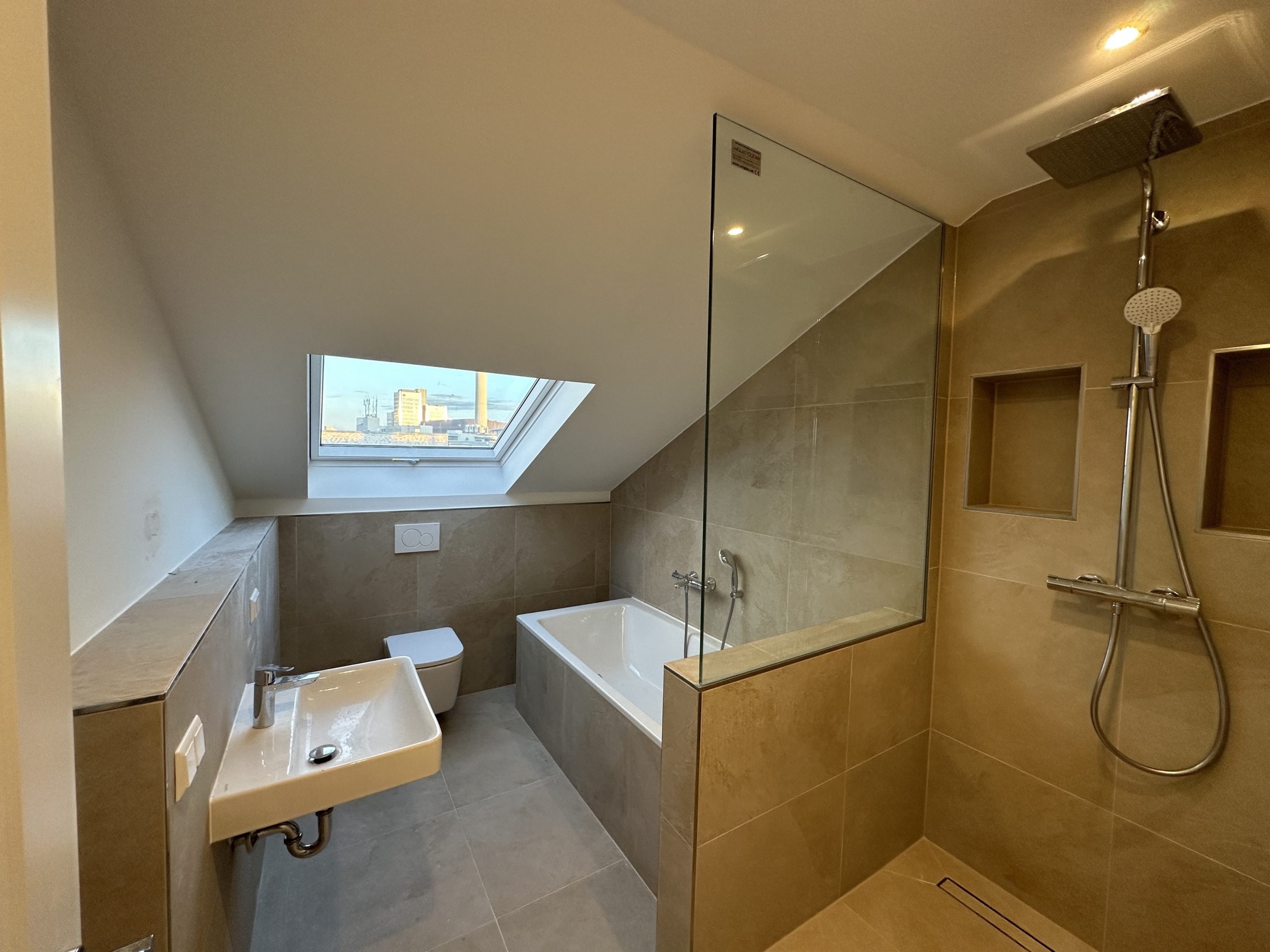 Badezimmer_ - Vollsanierte 3-Zimmerwohnung mit großem Bad und HWR