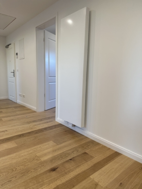 Flur mit Blick zum Eingang - Vollsanierte 3-Zimmerwohnung mit großem Bad und HWR