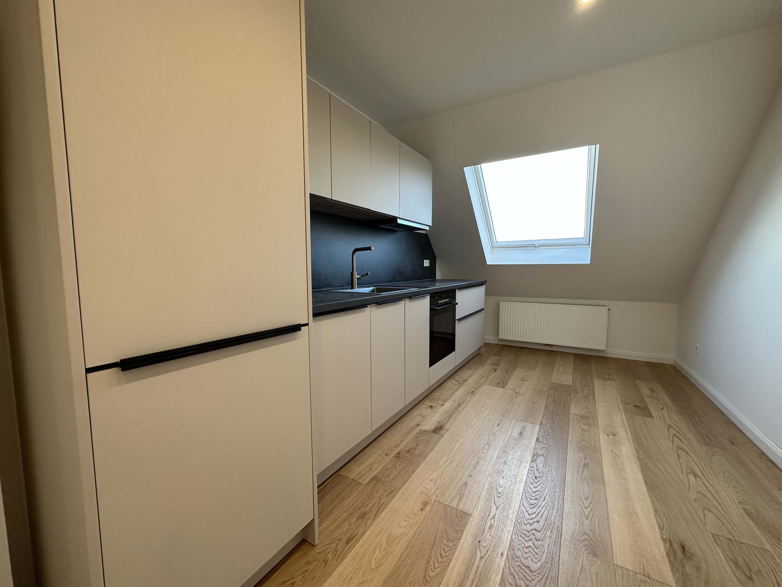 Küche - Vollsanierte 3-Zimmerwohnung mit großem Bad und HWR