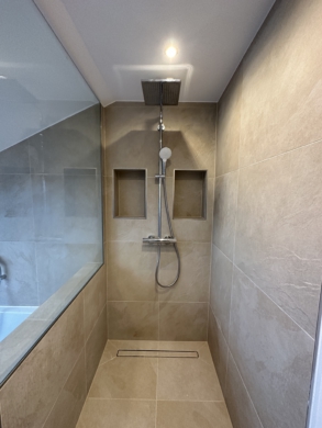 Bad_Dusche - Vollsanierte 3-Zimmerwohnung mit großem Bad und HWR