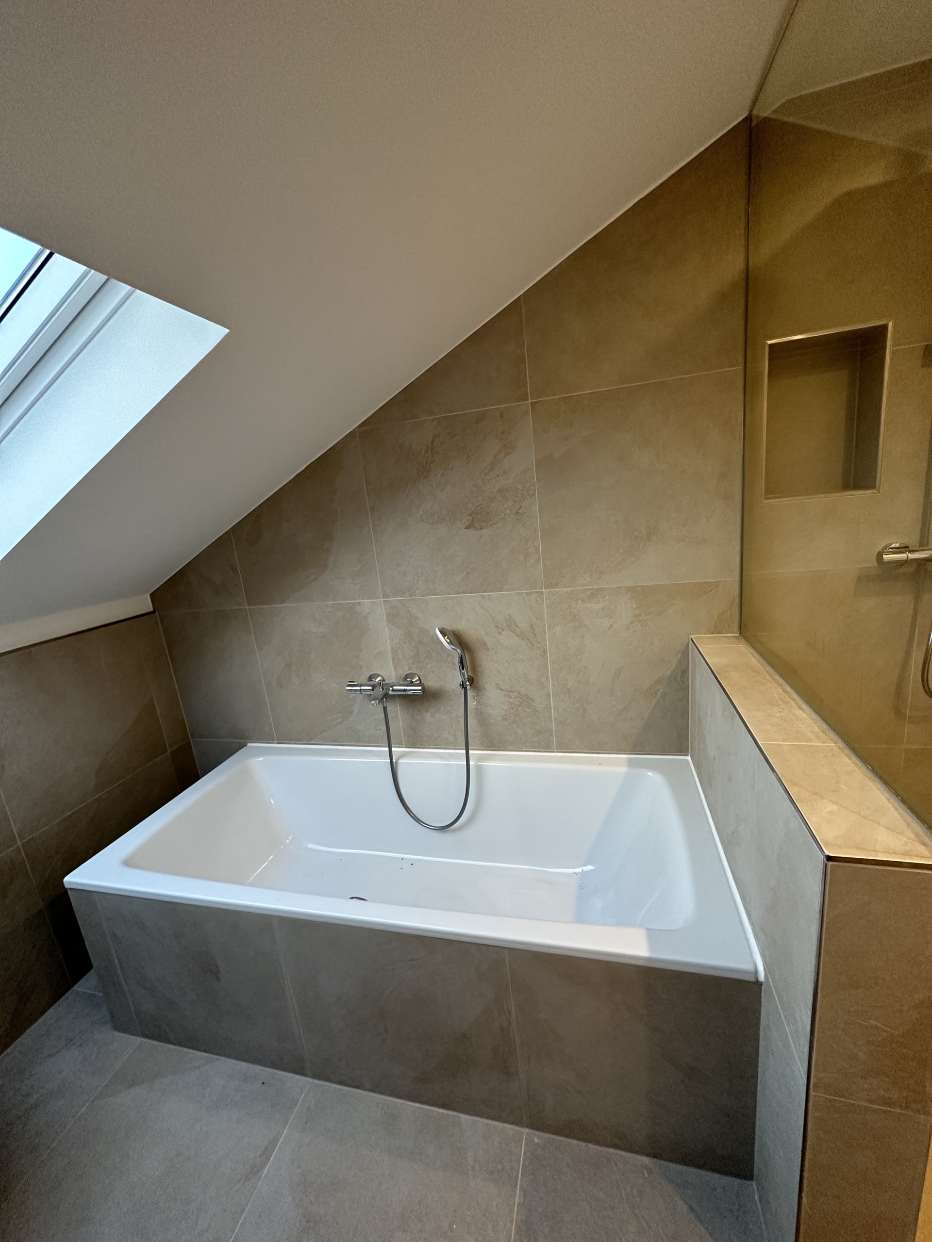 Bad_Badewanne - Vollsanierte 3-Zimmerwohnung mit großem Bad und HWR