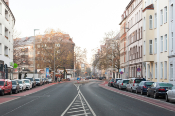 Blick in die Straße - Vollsanierte 3-Zimmerwohnung mit großem Bad und HWR