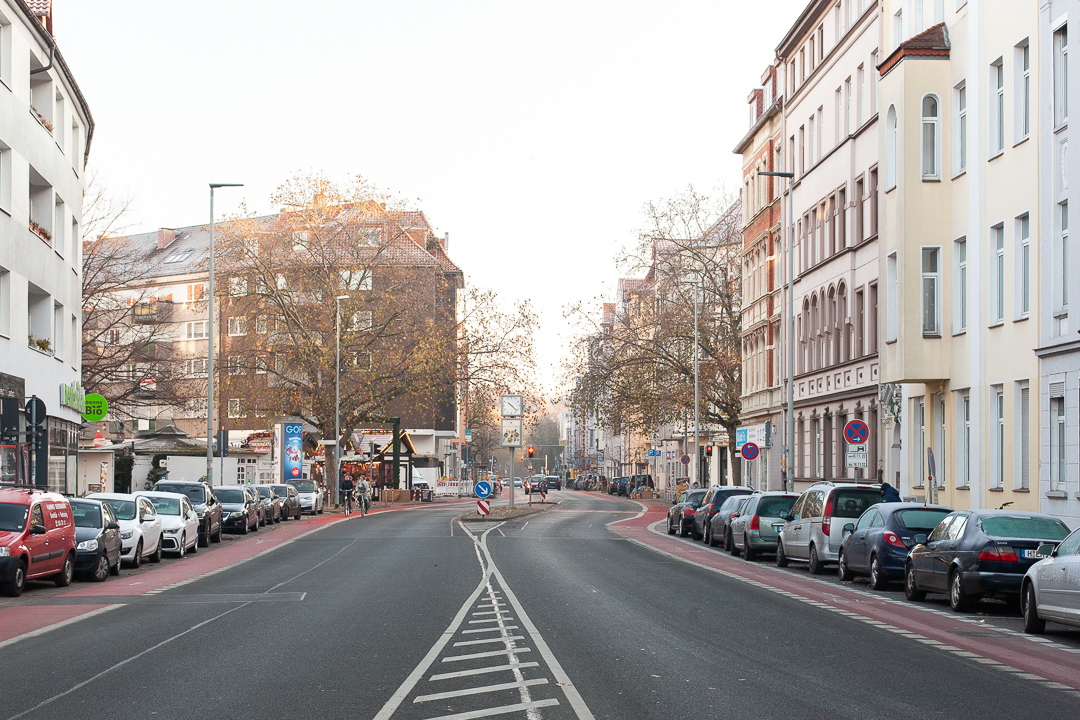 Blick in die Straße - Vollsanierte 3-Zimmerwohnung mit großem Bad und HWR