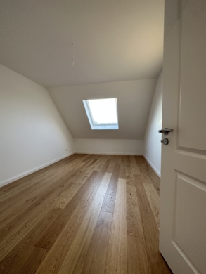 Zimmer 2 - Vollsanierte 3-Zimmerwohnung mit großem Bad und HWR