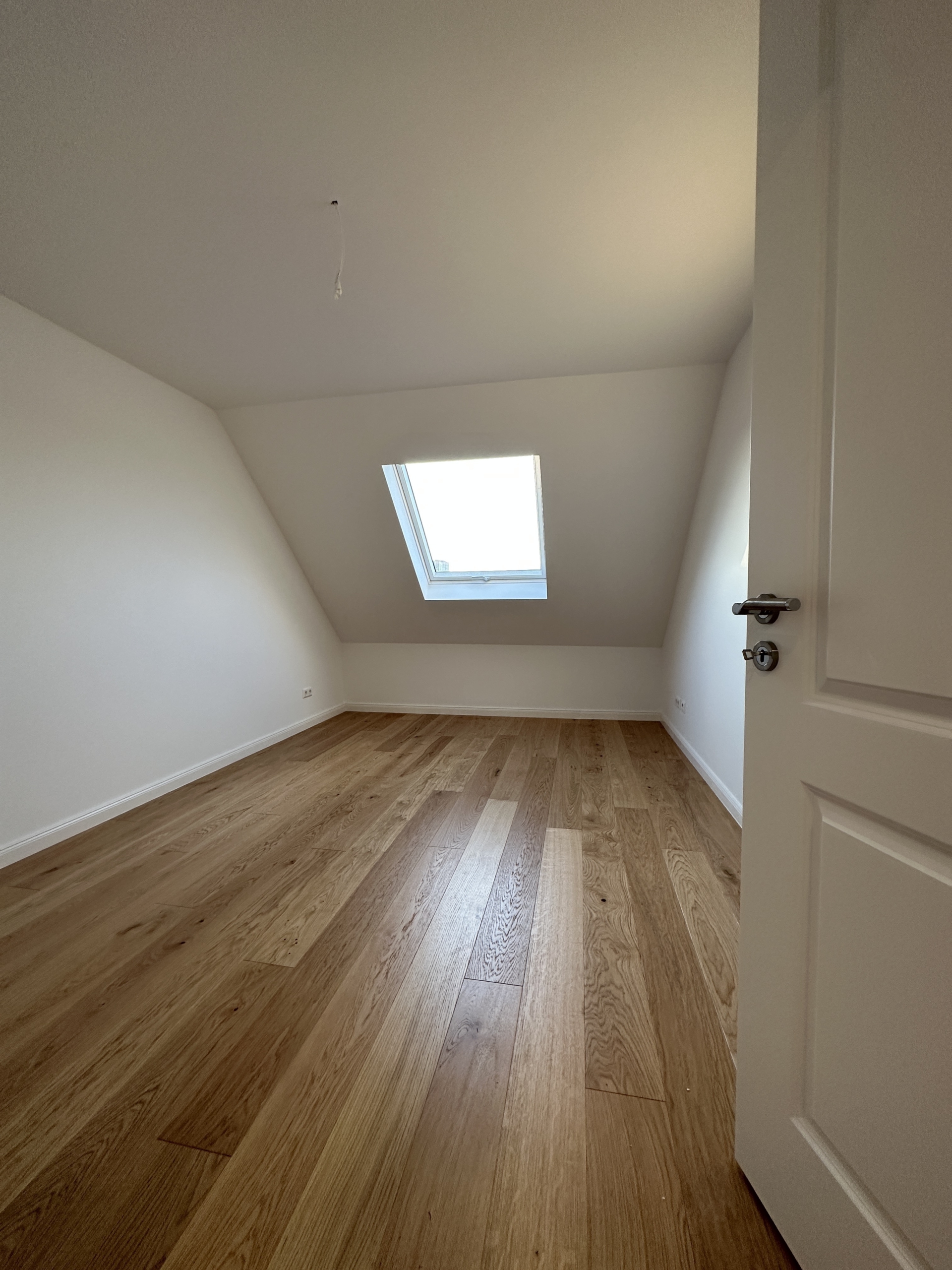 Zimmer 2 - Vollsanierte 3-Zimmerwohnung mit großem Bad und HWR