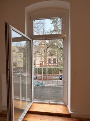 Zugang zum Balkon - 4 Zimmerwohnung zum Erstbezug nach Sanierung – Altbaucharme trifft modernen Wohnkomfort mit Balkon