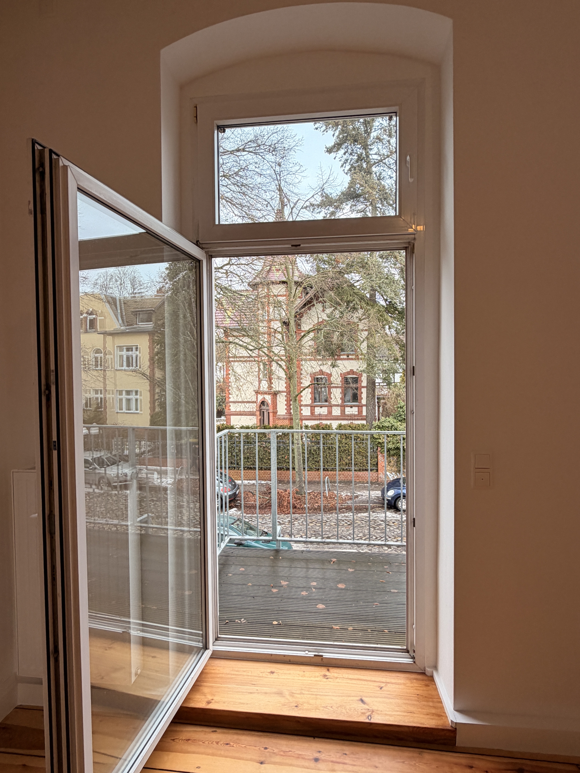 Zugang zum Balkon - 4 Zimmerwohnung zum Erstbezug nach Sanierung – Altbaucharme trifft modernen Wohnkomfort mit Balkon