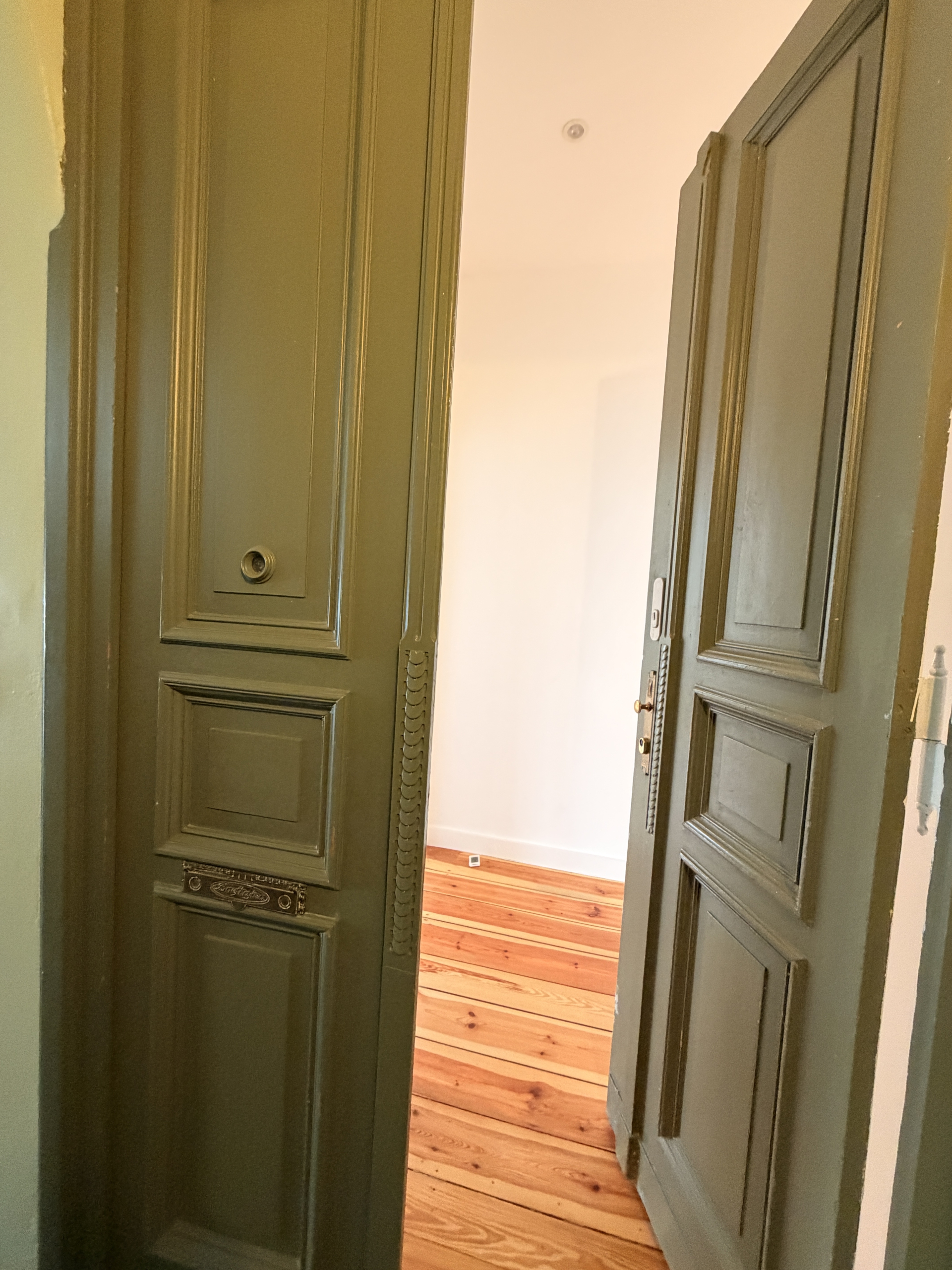 Zugang zur Wohnung - 4 Zimmerwohnung zum Erstbezug nach Sanierung – Altbaucharme trifft modernen Wohnkomfort mit Balkon