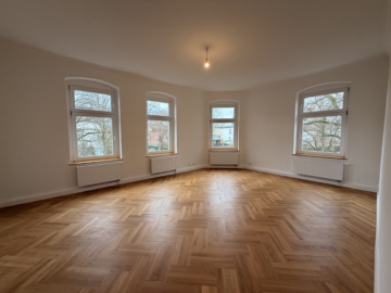 Wohnzimmer - 4 Zimmerwohnung zum Erstbezug nach Sanierung – Altbaucharme trifft modernen Wohnkomfort mit Balkon